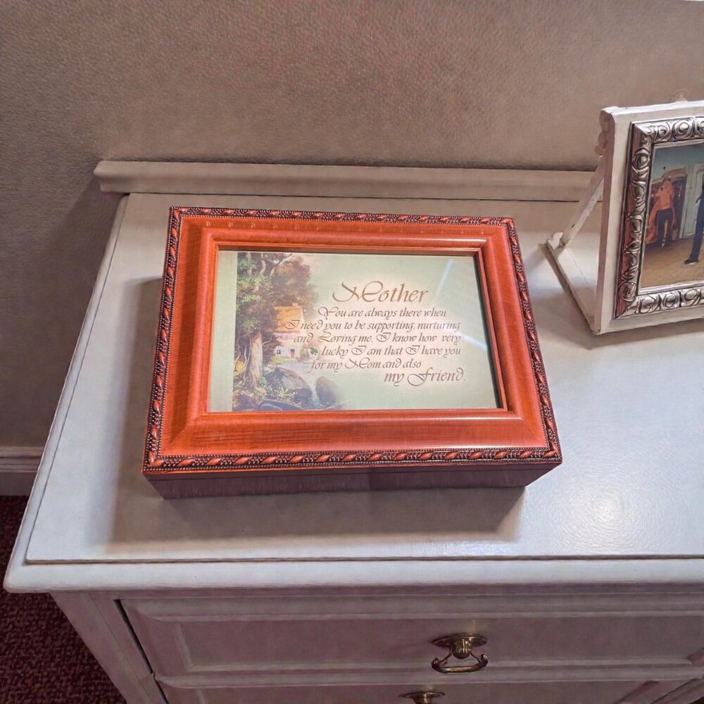 Cottage Garden Irish Mother Music Box MB1323 When Irish Eyes Are Smiling